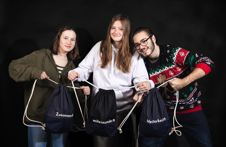 Style, please: Schicke Taschen für „Schenken Hilft!“ vom Fashion-Nachwuchs der Modeschule Oberwart | © Sterntalerhof, Stephan Zwiauer